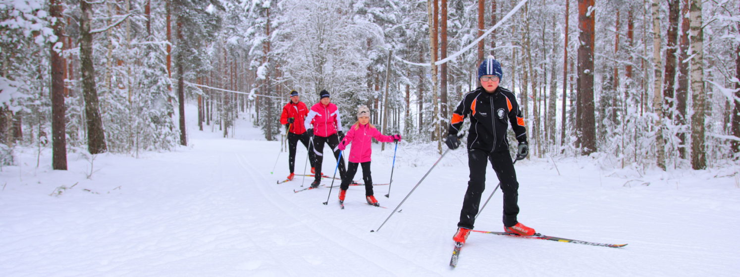 Perhe hiihtoretkellä Heinolan maastoissa