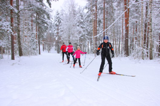 Perhe hiihtoretkellä Heinolan maastoissa