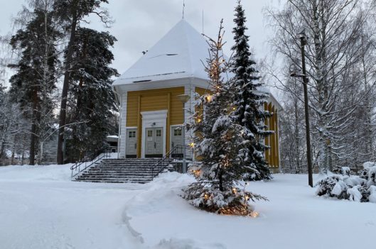 Kaupungin kirkko talvimaisemassa